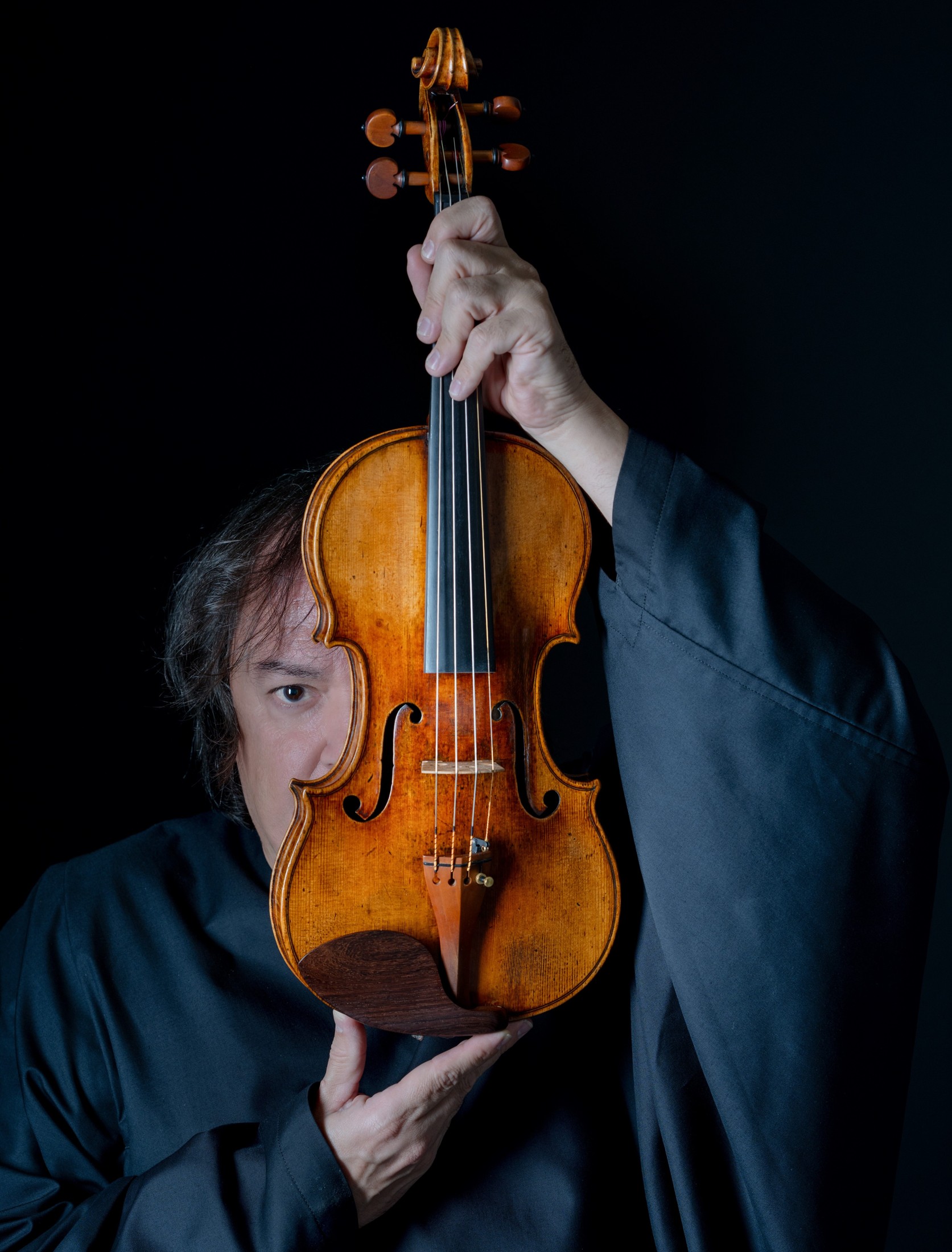Sergej Krylov holding the violin upright